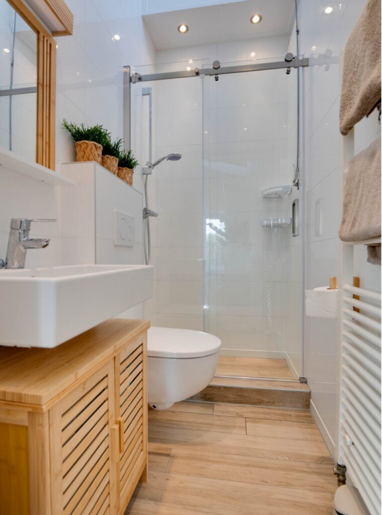 Gerenoveerde badkamer met ruime douche en toilet