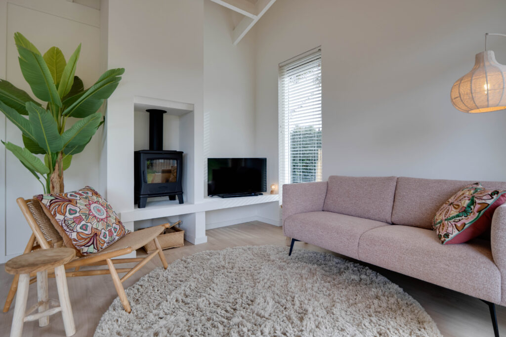 Houtkachel en smart-TV met streamingsdiensten in Vakantiehuis Ouddorp, Breeze21
